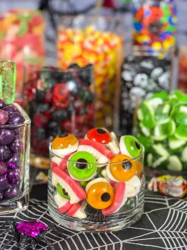 Halloween Buffet – Deko Ideen und Tipps für eine tolle Gruselparty bunte gummi leckereien