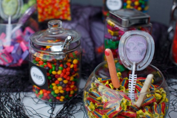 Halloween Buffet – Deko Ideen und Tipps für eine tolle Gruselparty bunte zucker leckereien gläser