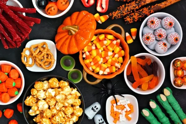 Halloween Buffet – Deko Ideen und Tipps für eine tolle Gruselparty gruselige deko ideen süßigkeiten