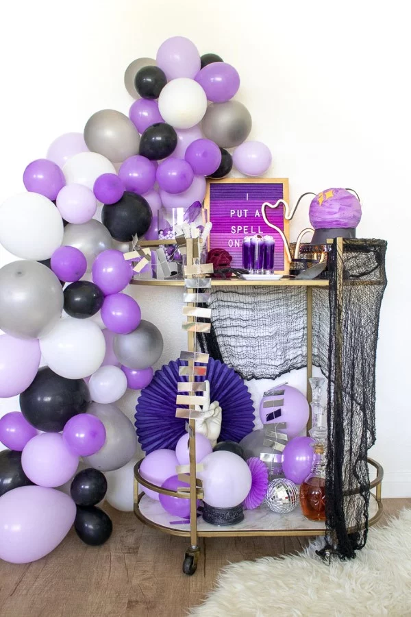 Halloween Buffet – Deko Ideen und Tipps für eine tolle Gruselparty lila schwarz metallic deko