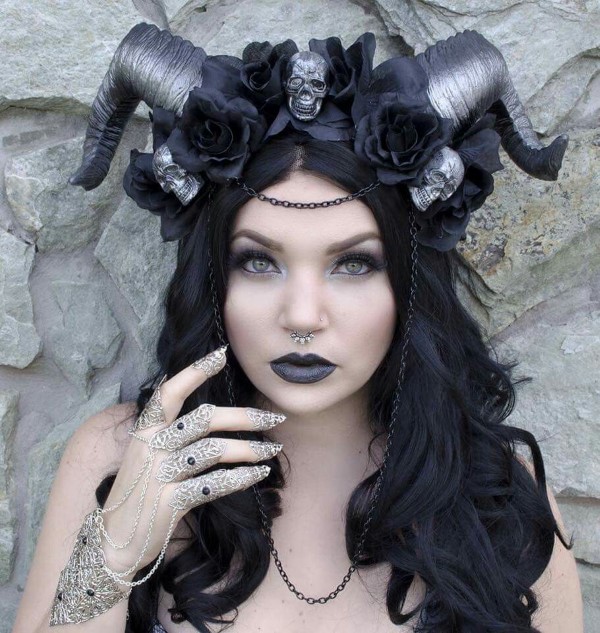 Halloween Frisuren Ideen und Tipps für ein gelungenes Grusel-Outfit hexe hörner schwarz gothic