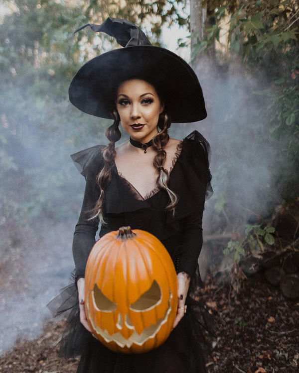 Halloween Makeup Ideen und Tipps für Ihr diesjähriges Kostüm hexe klassisch adams family