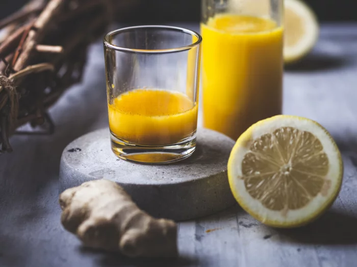 Ingwer Shot selber machen Ingwer und Zitronen auspressen mixen Geheimwaffe gegen Erkältungen Grippe