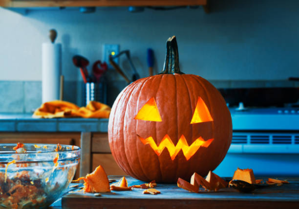 Kürbisse länger haltbar geschnitzter Halloween Kürbis auf dem Küchentisch toller Blickfang