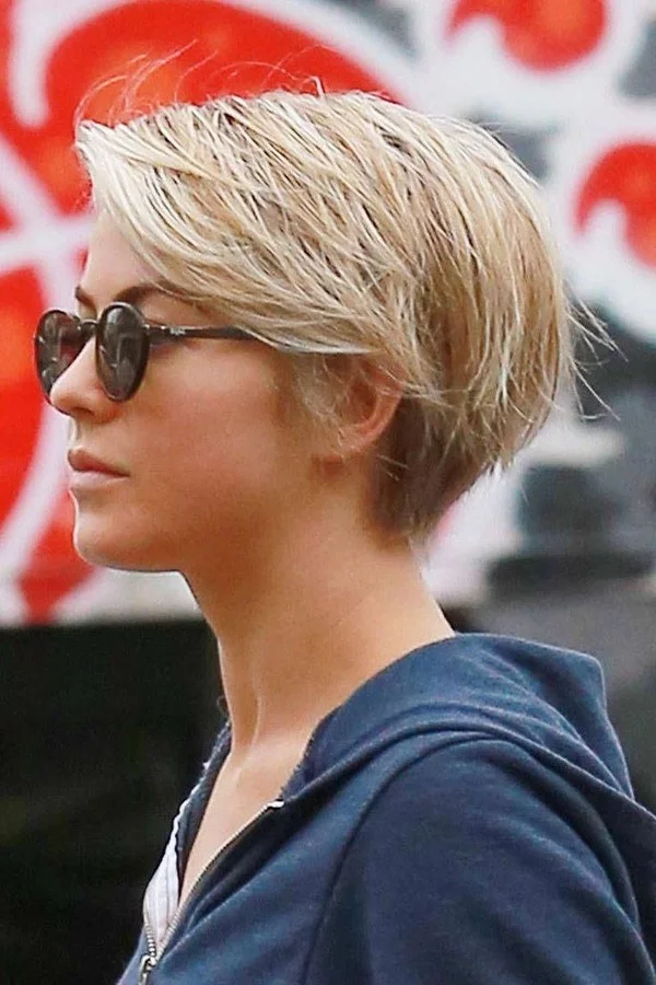 Long Pixie Trendfrisuren Seitenansicht junge Frau blondes Haar Sonnenbrillen 