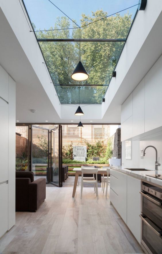 Moderne Dachfenster geräumiges Wohn-und Esszimmer mit Küche die Grenze zwischen drinnen und draußen verschwinden lassen