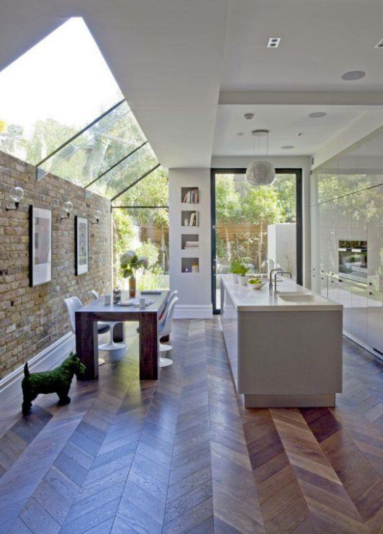 Moderne Dachfenster großer Raum Esszimmer plus Küche richtige Beleuchtung Holzboden Ziegelwand