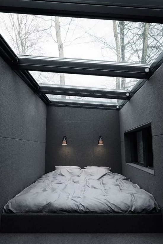 Moderne Dachfenster kleines dunkles Schlafzimmer Zimmerdecke aus Glas viel Licht