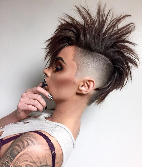 Mohawk Frisur für Frauen – der Irokesenschnitt ist wieder angesagt spitzen haare ovales gesicht