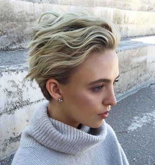 Long Pixie aktuelle Haartrends junge Frau kurzgeschnittenes blondes Haar trendy Look
