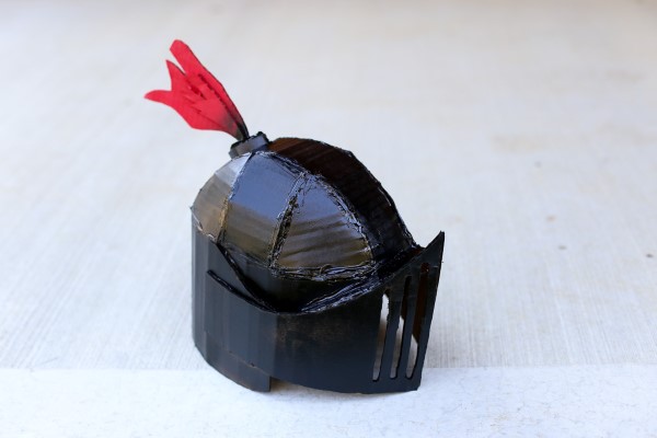 Ritterhelm basteln zum Halloween oder Fasching – kinderleichte Ideen und DIY Anleitung schwarzer helm karton