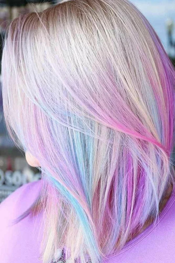 Silberne Haarfarbe mit Farbstich 