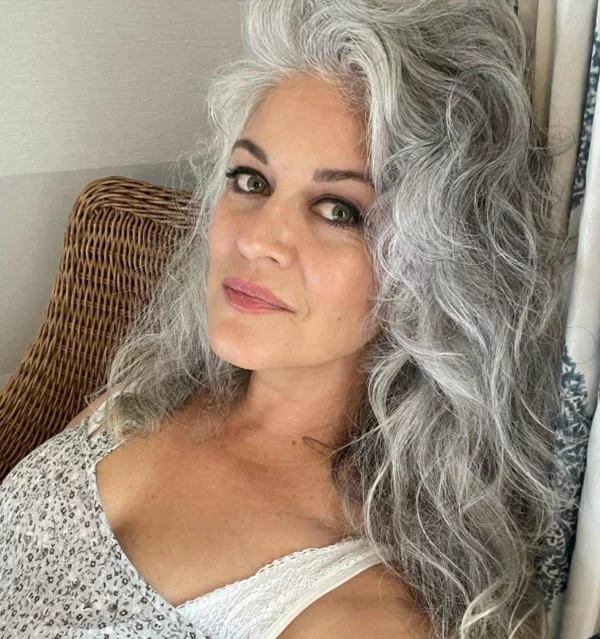 Silberne Haarfarbe lange wilde Haare 