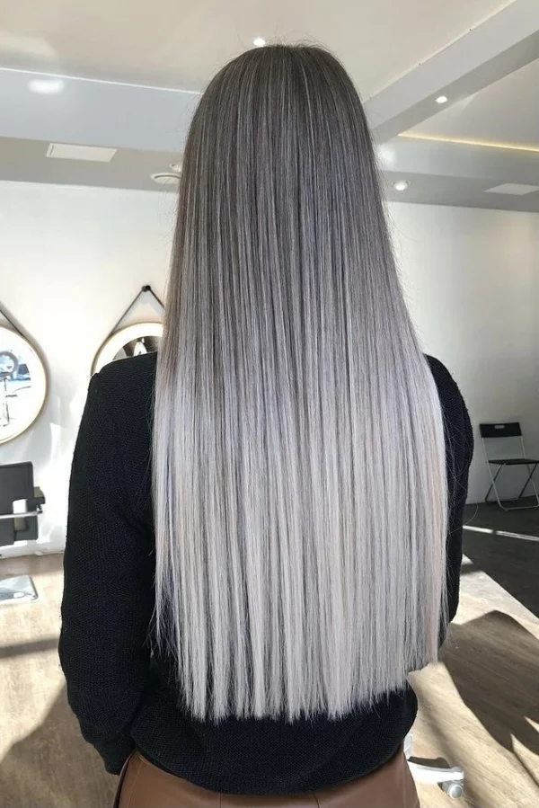 Silberne Haarfarbe überlänge glatt gefönt 