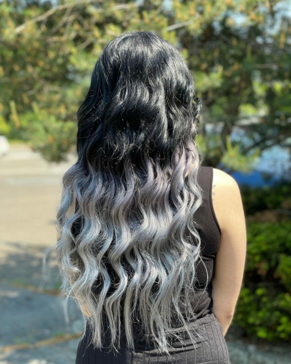 Silberne Haarfarbe haarfarben trend 2021 graue haare spitzen