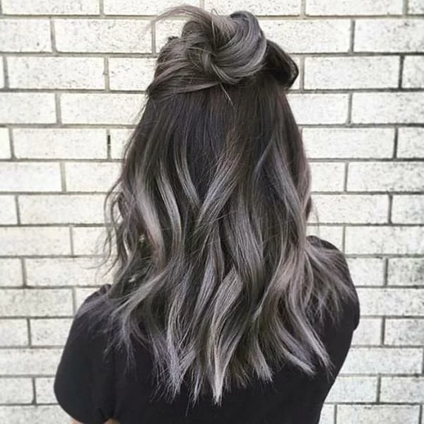 Silberne Haarfarbe Farbverlauf grau