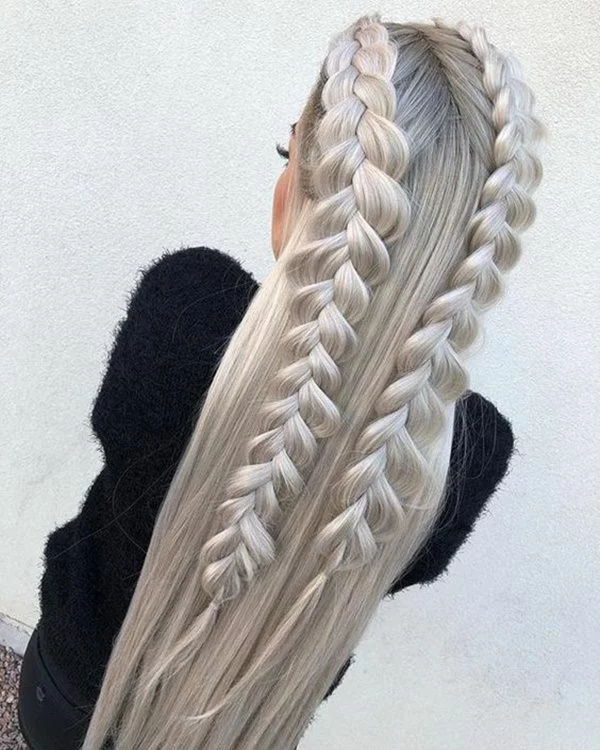 Silberne Haarfarbe lange haare geflochten 