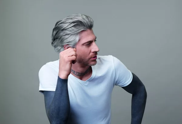 Silberne Haarfarbe mann mit grauen haaren 