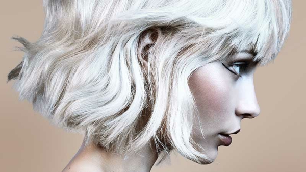Silberne Haarfarbe haarfarben trend 2021 kurze haare festliche frisur blond grau