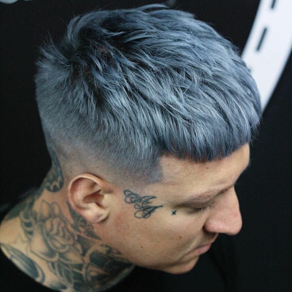 Silberne Haarfarbe haarfarben trend 2021 mann