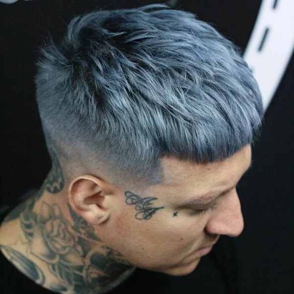 Silberne Haarfarbe mit Blaustich Herrenschnitt 
