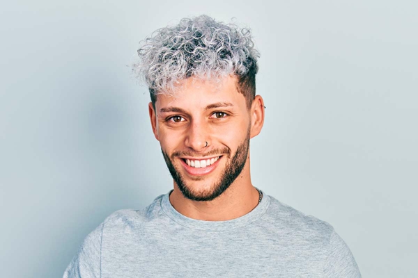 Silberne Haarfarbe haarfarben trend 2021 trendfrisuren mann