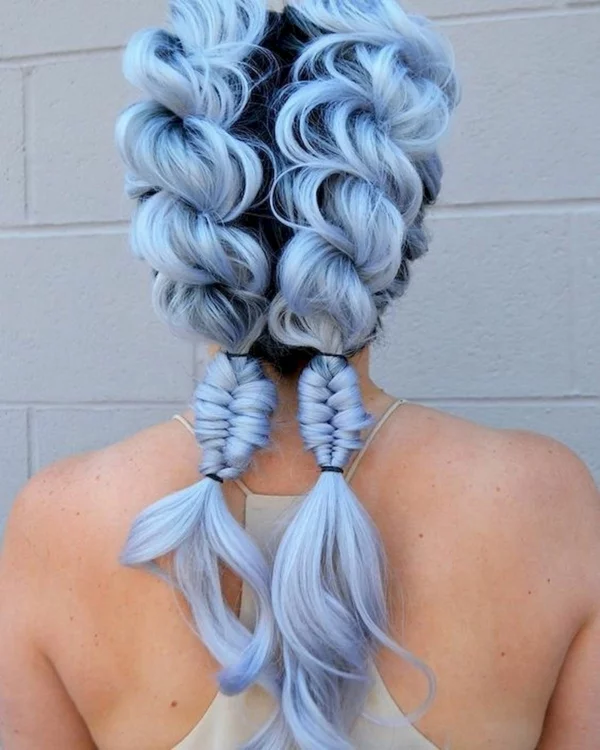Silberne Haarfarbe in kalten Farbraum 