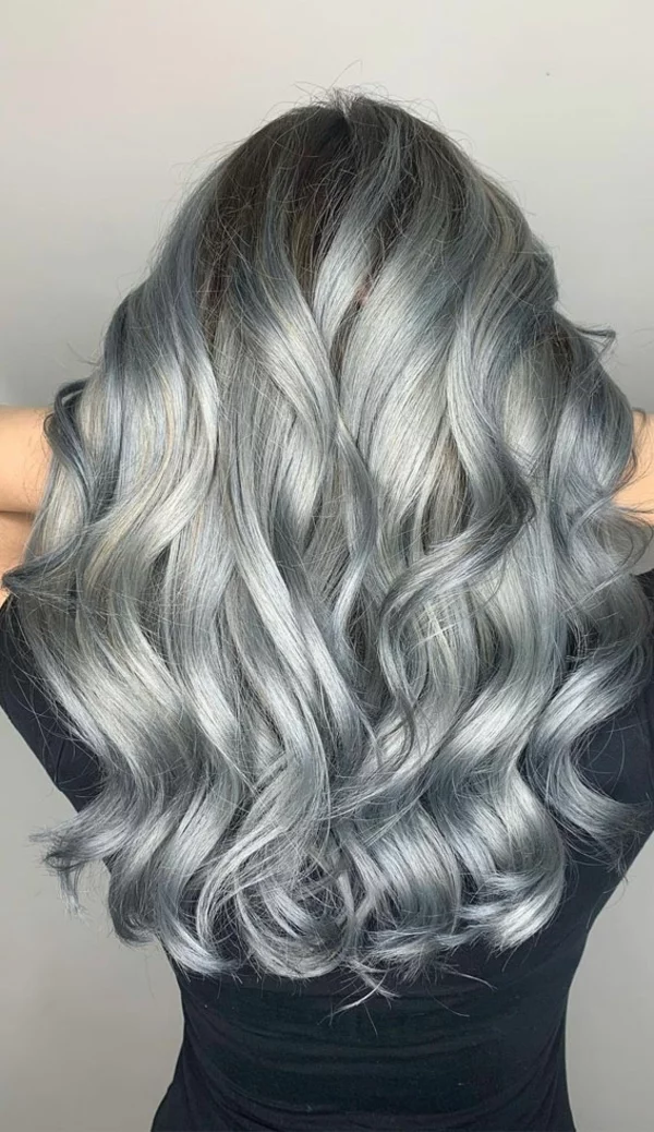 Silberne Haarfarbe mit Gelbstich 