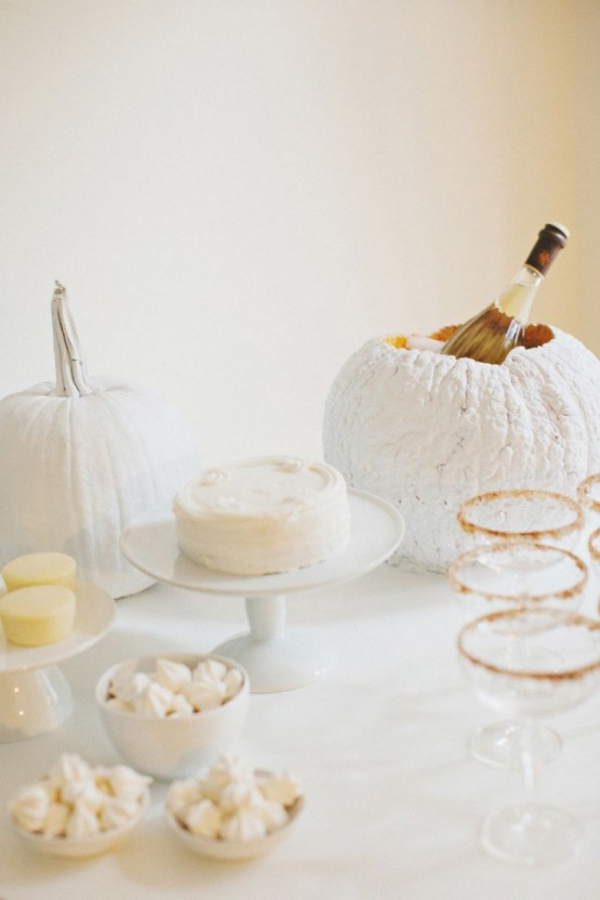 Weiße Halloween Deko Ideen am Esstisch am Gruselfest Kürbis als Flaschenbehälter weiße Torte Leckereien