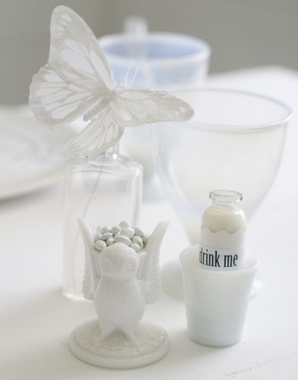 Weiße Halloween Deko Ideen gedeckter Tisch alles in Weiß Gläser Behälter für Getränke Schmetterling Eule