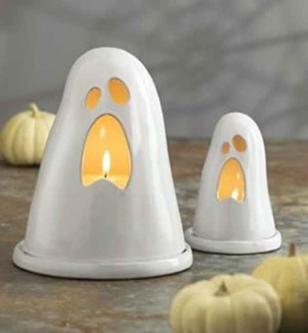 Weiße Halloween Deko Ideen kleine Gespenster mit Lichtern drin beleuchtet