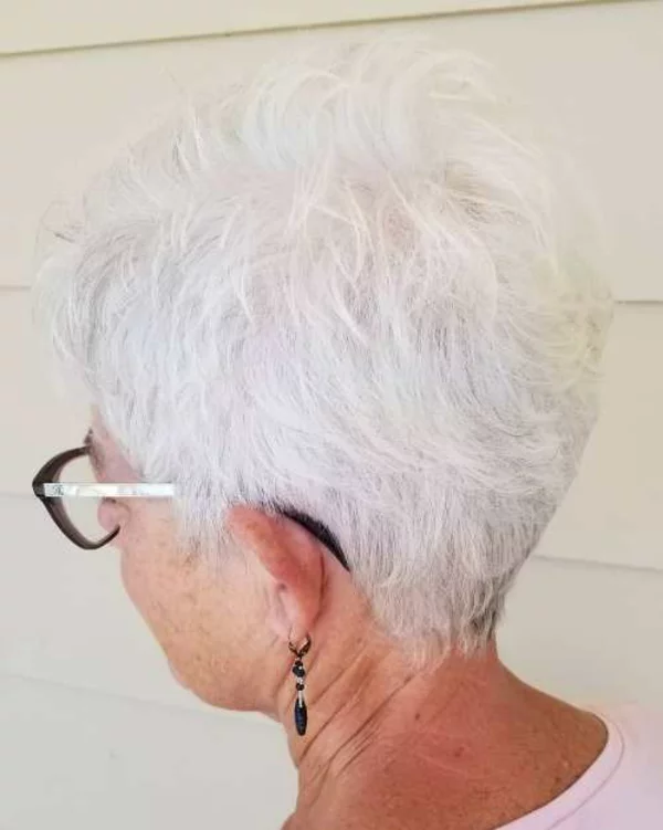 Frisuren für Frauen ab 70 - kurze weiße Haare mit Pixie Cut