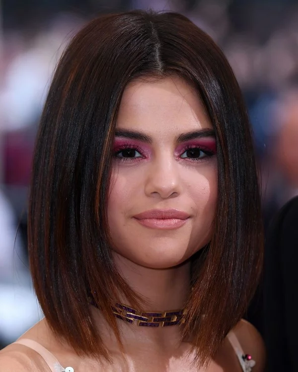 klassischer Bob Haarschnitt und seine Varianten Selena Gomez schulterlanges dunkelbraunes Haar Mittelscheitel 