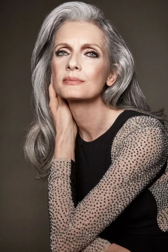 lange graue Haare - Frisuren für Frauen ab 60
