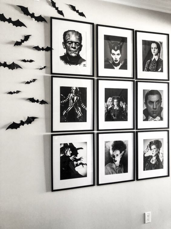 minimalistische Halloween Deko Galeriewand schwarz-weiße Bilder aus bekannten Filmen schwarze Fledermäuse gruseliges Feeling