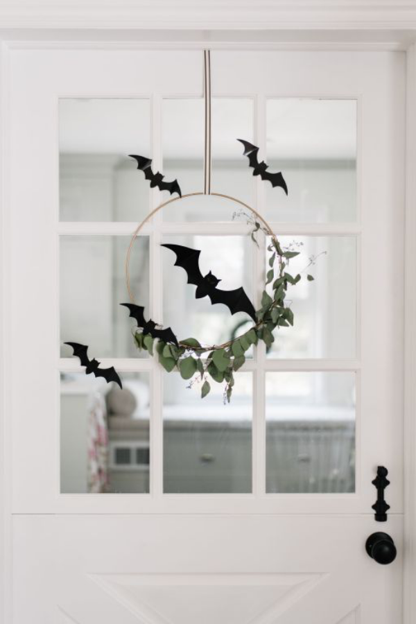 minimalistische Halloween Deko Kranz an der Tür Eukalyptus Blätter schwarze Fledermäuse