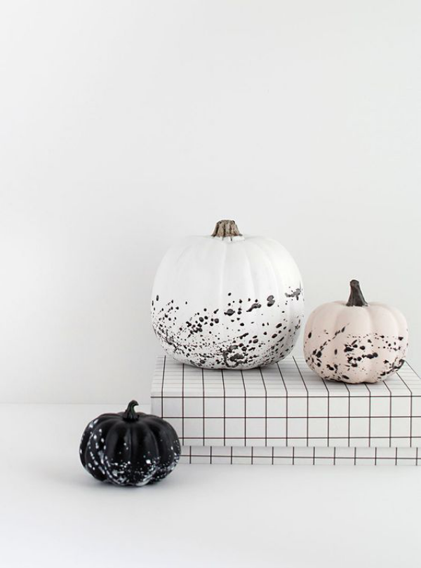 minimalistische Halloween Deko drei Kürbisse unterschiedliche Größe verschiedene gedeckte Farben kleine schwarze Tupfer