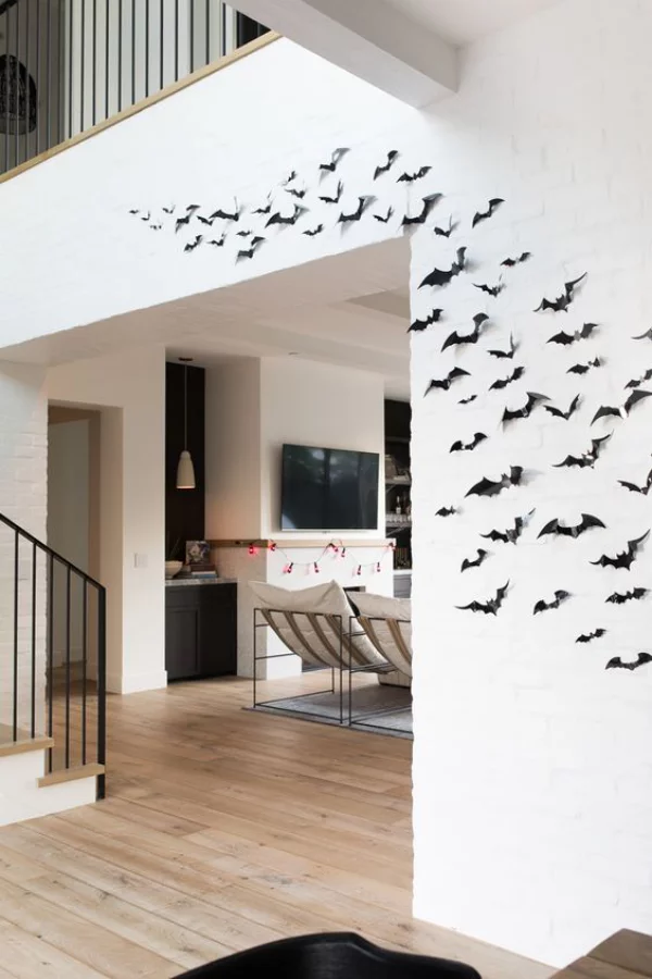 minimalistische Halloween Deko nur einige schwarze Fledermäuse an der Wand
