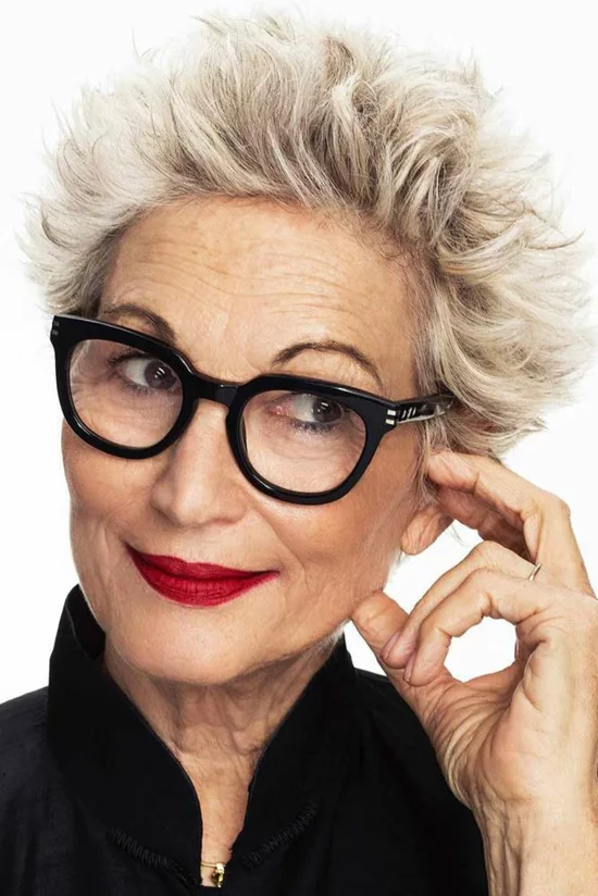 Pixie Cut für Frauen ab 60 mit Brille 