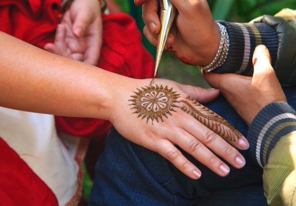 Alles über Henna Haarfarbe – das Wundermittel aus der Antike kunst haut mit henna