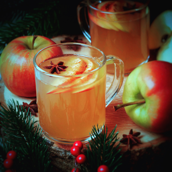 Amaretto mit Apfelsaft heißes Getränk in der Weihnachtszeit genießen duftet nach Mandeln schmeckt nach Marzipan