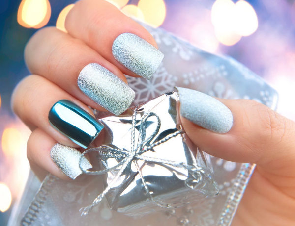 Babyblaue Nägel für Winter und Weihnachten – Symbolik und Ideen zum Inspirieren metallic glitter akzent