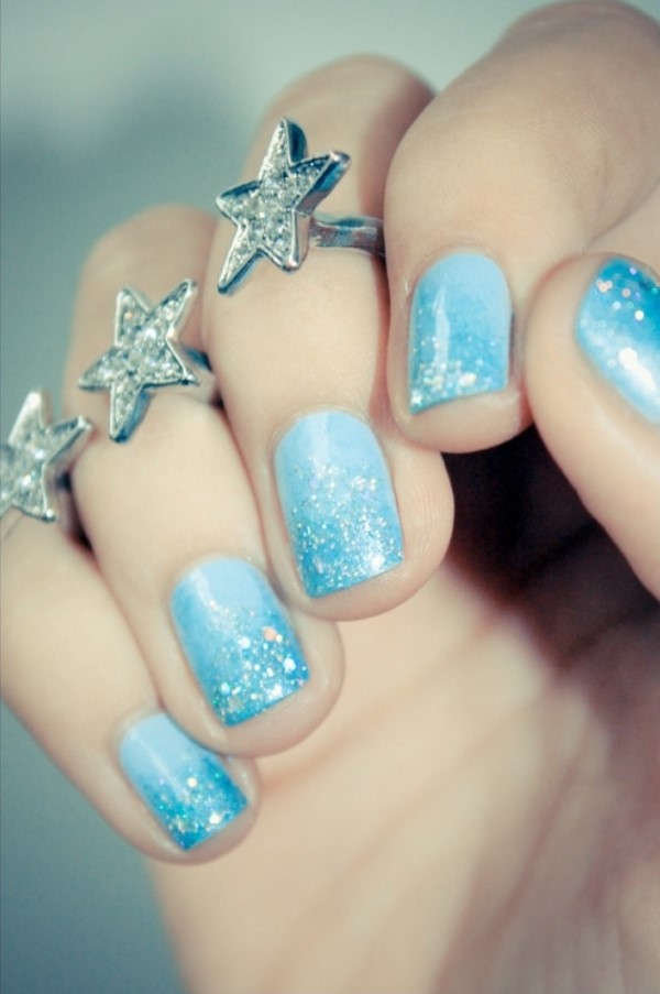 Babyblaue Nägel für Winter und Weihnachten – Symbolik und Ideen zum Inspirieren nagel schmuck kombi stern