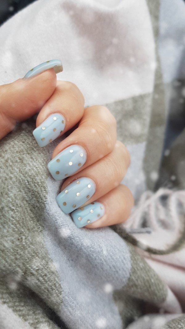 Babyblaue Nägel für Winter und Weihnachten – Symbolik und Ideen zum Inspirieren nail art metallic tupfer