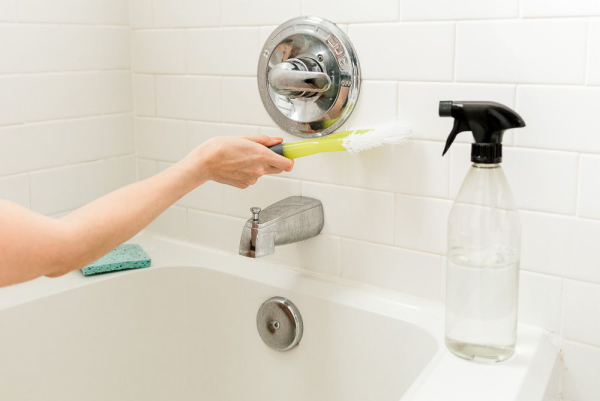 Badewanne reinigen clevere Tipps für strahlenden Glanz Fliesen und Fugen sauber machen mit einem selbstgemachten Allzweckreiniger Bürste Schutzhandschuhe