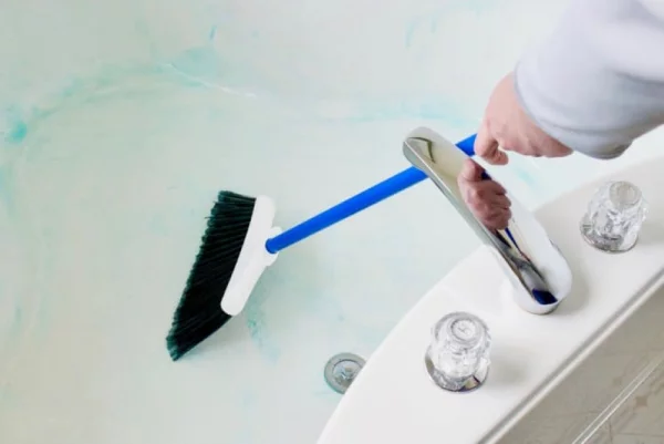 Badewanne reinigen clevere Tipps für strahlenden Glanz Verschmutzungen in der Wanne