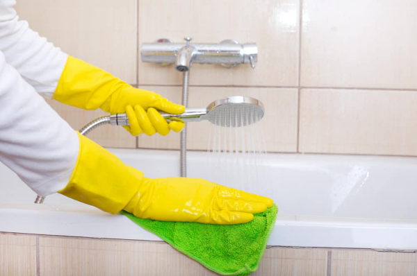 Badewanne reinigen clevere Tipps für strahlenden Glanz gut abspülen trockenreiben gute Resultate gelbe Schutzhandschuhe tragen