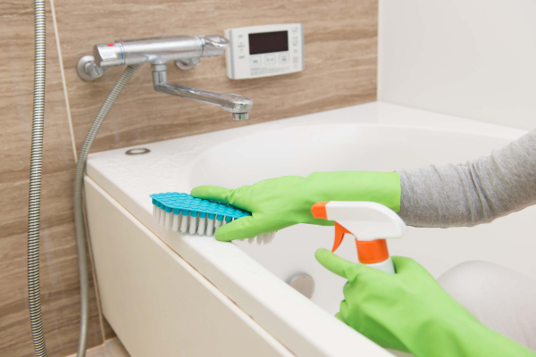 Badewanne reinigen clevere Tipps für strahlenden Glanz mit selbstgemachtem Allzweckreiniger Schwamm Schutzhandschuhe tragen
