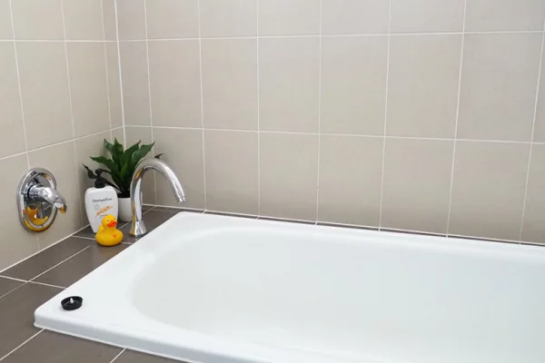 Badewanne reinigen clevere Tipps für strahlenden Glanz natürliche Hausmittel einsetzte die Umwelt schonen gute Resultate erzielen