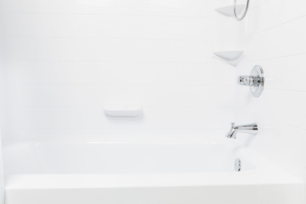 Badewanne reinigen clevere Tipps für strahlenden Glanz richtig sauber machen alles glänzt in Weiß beste Resultate erzielen